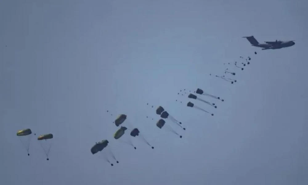 Γάζα: 5 νεκροί και 10 τραυματίες από πτώση κιβωτίων με ανθρωπιστική βοήθεια σε σπίτι - Δεν άνοιξε το αλεξίπτωτο